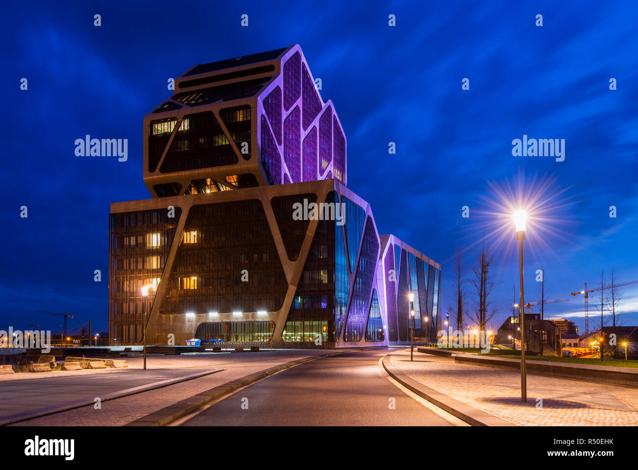 Il moderno courthouse di Hasselt durante la sera ore blu Foto Stock