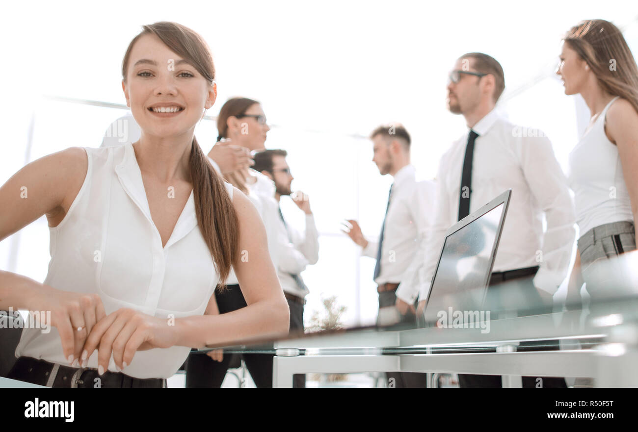 Giovane donna di affari in ufficio moderno sfondo. Foto Stock