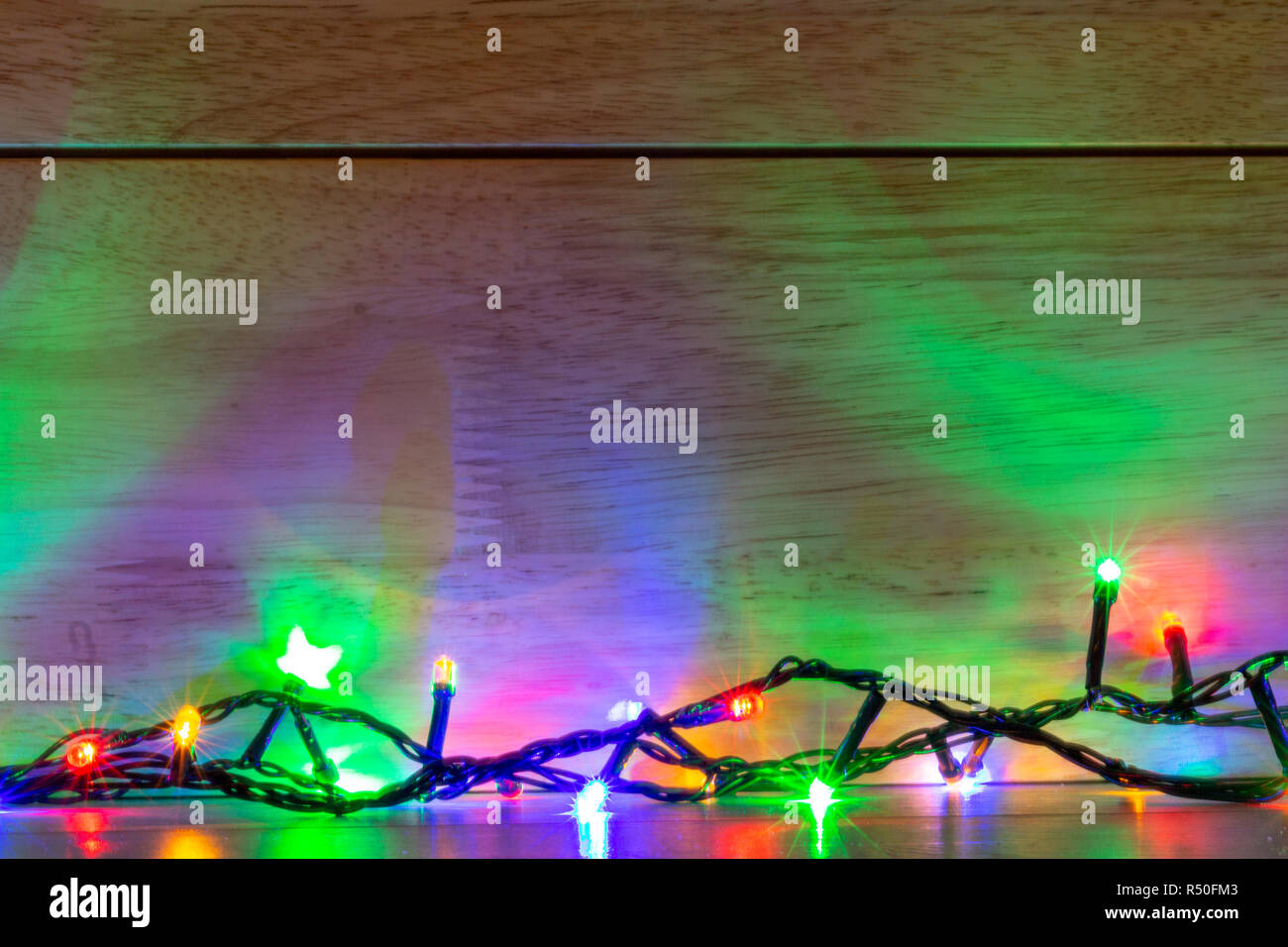 Natale colorate luci fairy contro lo sfondo di legno Foto Stock