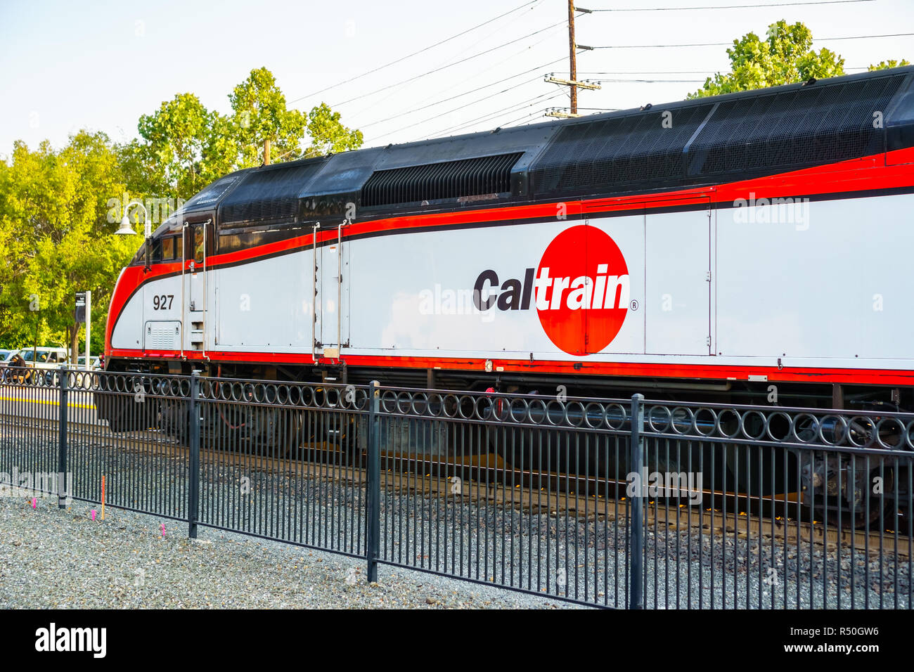 Agosto 21, 2018 Palo Alto / CA / STATI UNITI D'AMERICA - Caltrain motore spento in una stazione nella Silicon Valley, South San Francisco Bay Area Foto Stock