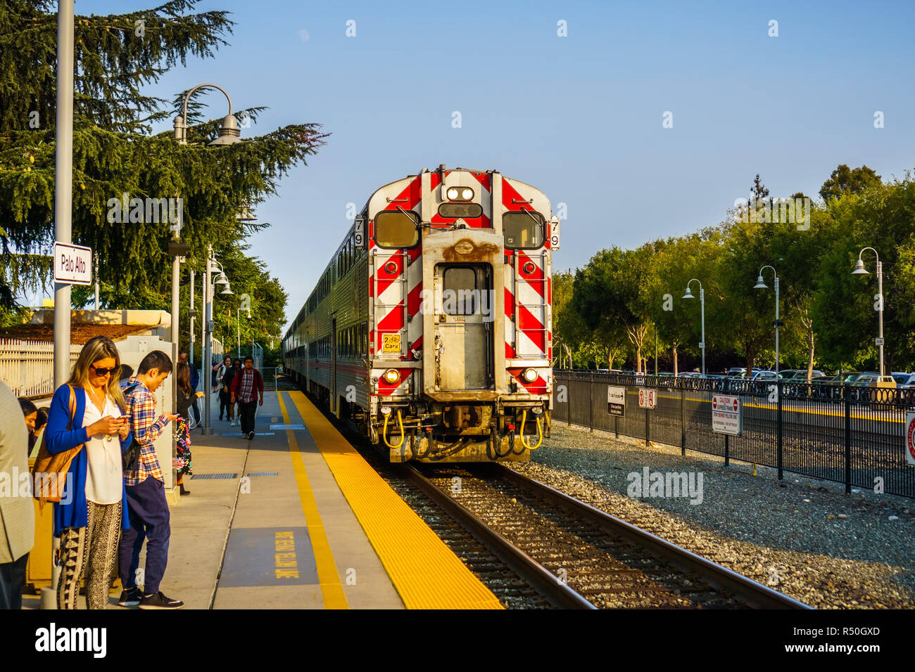 Agosto 21, 2018 Palo Alto / CA / STATI UNITI D'AMERICA - Persone in attesa per il treno in arrivo su una delle stazioni nella Silicon Valley, South San Francisco Bay Area Foto Stock