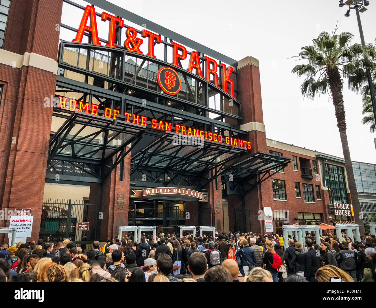 Agosto 21, 2018 San Francisco / CA / STATI UNITI D'AMERICA - Una folla di persone in attesa di andare all'interno di AT&T Park per la Ed Sheeran concerto Foto Stock