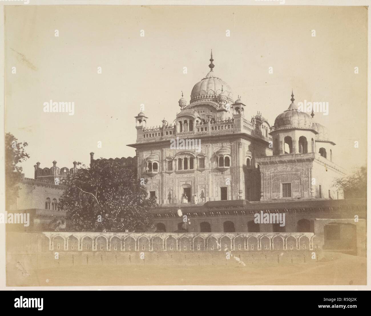 La tomba o il cenotafio di Maharaja Runjeet Singh, Lahore. Brandreth collezione: 'viste in Simla, Cashmere e la Punjaub'. 1860s. Fotografia. Fonte: Photo 211/1(89). Autore: Sconosciuto. Foto Stock