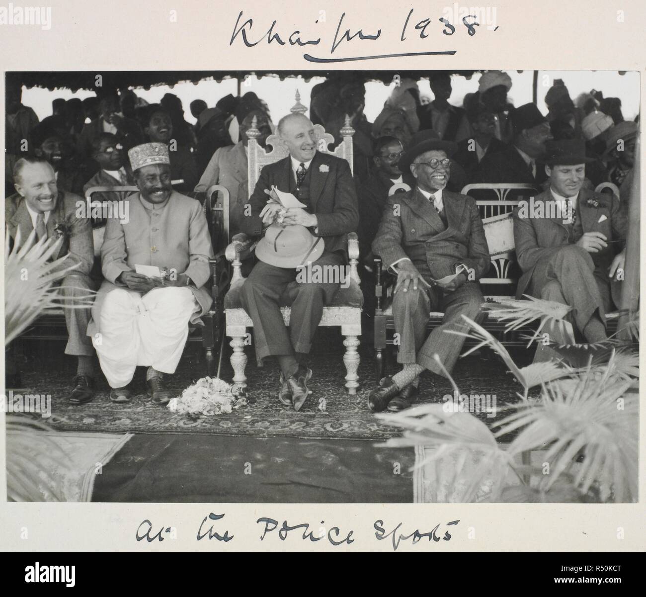 Presso la polizia Sport, Khairpur. Sir Harold Wilberforce-Bell seduto con Mir di Khairpur. Raccolta Wilberforce-Bell: Fotografie 1936-38. 1938. Fotografia. Fonte: Photo 1/22(89). Lingua: Inglese. Autore: Sconosciuto. Foto Stock