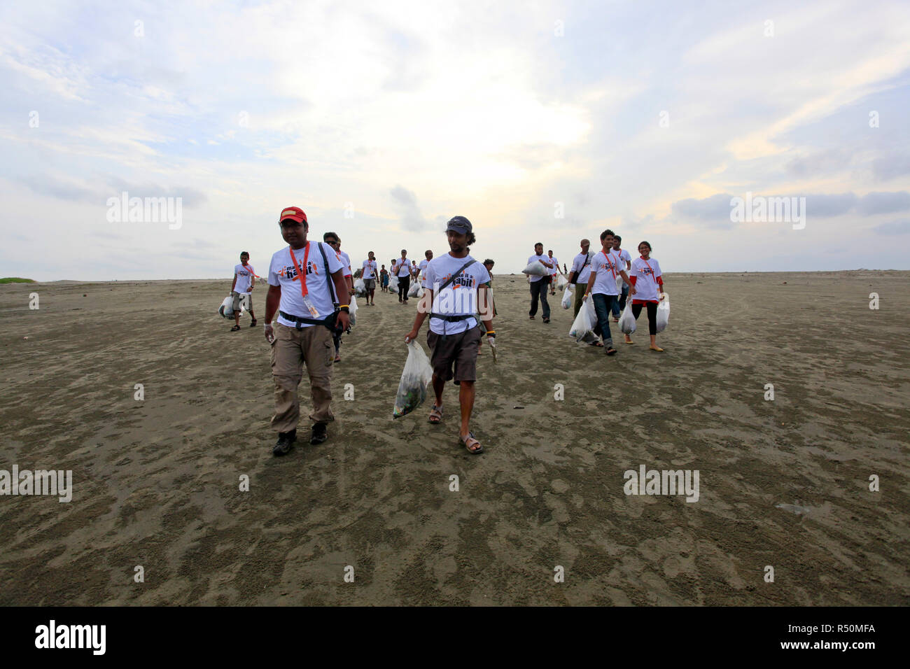 L'International Coastal Cleanup giorno viene osservata in Cox bazar. Le persone partecipano nel rimuovere i rifiuti e i detriti da diverse spiagge e sulle vie navigabili interne Foto Stock