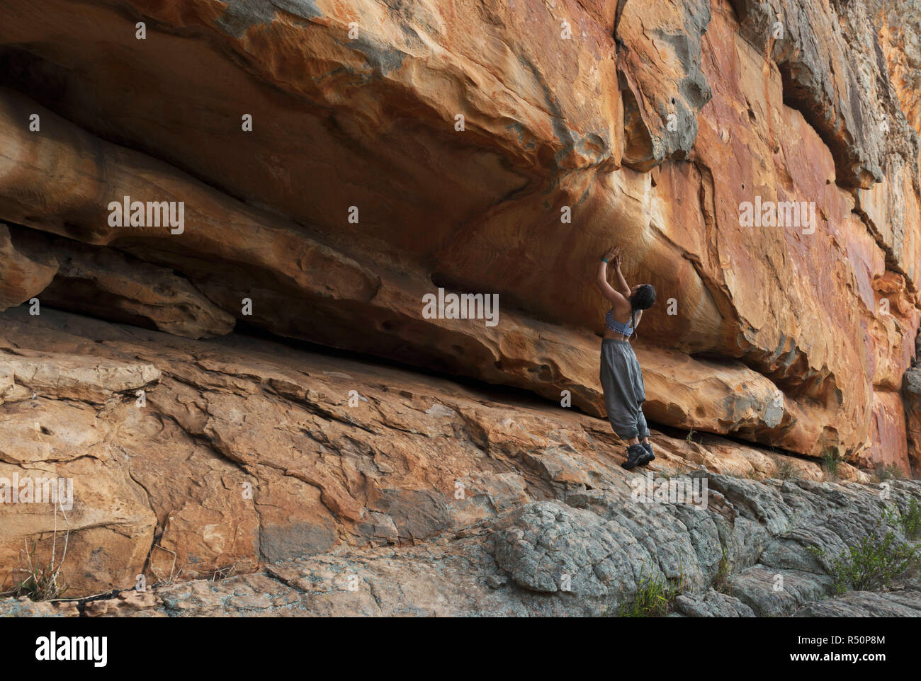 Ragazza esplorando un red rock wall presso il Parco Nazionale di Grampians Australia Foto Stock
