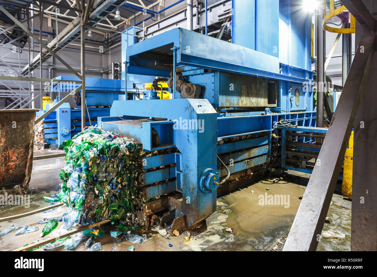 Balle di plastica presso l'impianto di trattamento dei rifiuti. Separare la procedura di garbage collection. Riciclaggio e stoccaggio di rifiuti per ulteriore smaltimento. Business per l'ordinamento di un Foto Stock