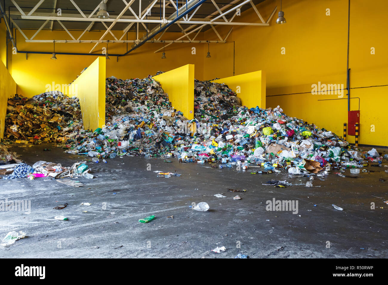 Balle di plastica presso l'impianto di trattamento dei rifiuti. Separare la procedura di garbage collection. Riciclaggio e stoccaggio di rifiuti per ulteriore smaltimento. Business per l'ordinamento di un Foto Stock