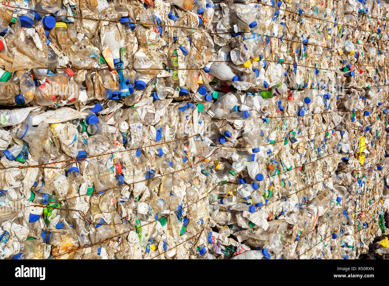 Balle di plastica presso l'impianto di trattamento dei rifiuti. Separare la procedura di garbage collection. Riciclaggio e stoccaggio di rifiuti per ulteriore smaltimento. Business per l'ordinamento di un Foto Stock