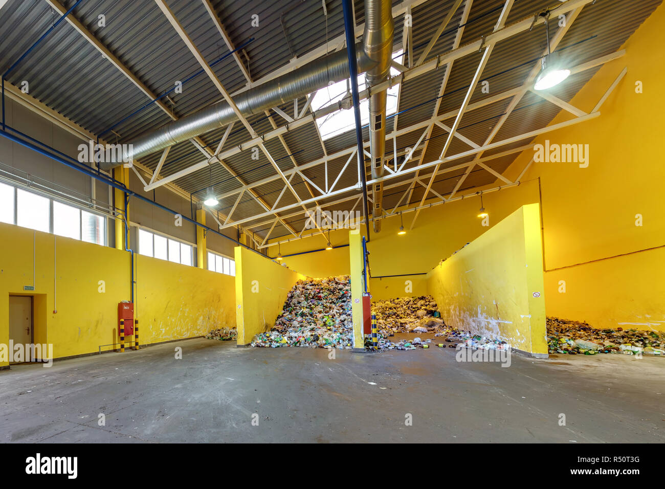 Balle di plastica presso l'impianto di trattamento dei rifiuti. Separare la procedura di garbage collection. Riciclaggio e stoccaggio di rifiuti per ulteriore smaltimento. Business per l'ordinamento di un Foto Stock