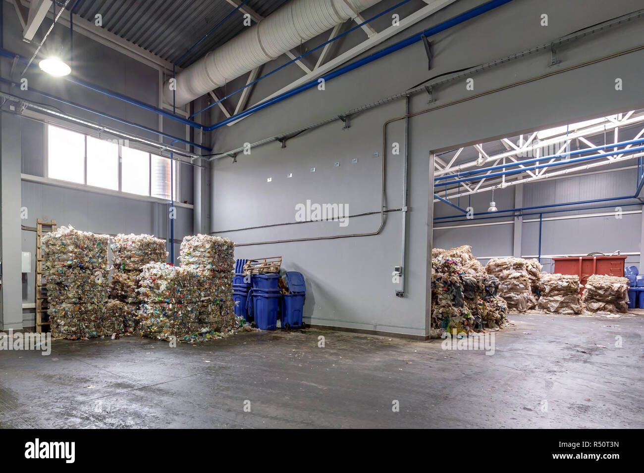 Balle di plastica presso l'impianto di trattamento dei rifiuti. Separare la procedura di garbage collection. Riciclaggio e stoccaggio di rifiuti per ulteriore smaltimento. Business per l'ordinamento di un Foto Stock
