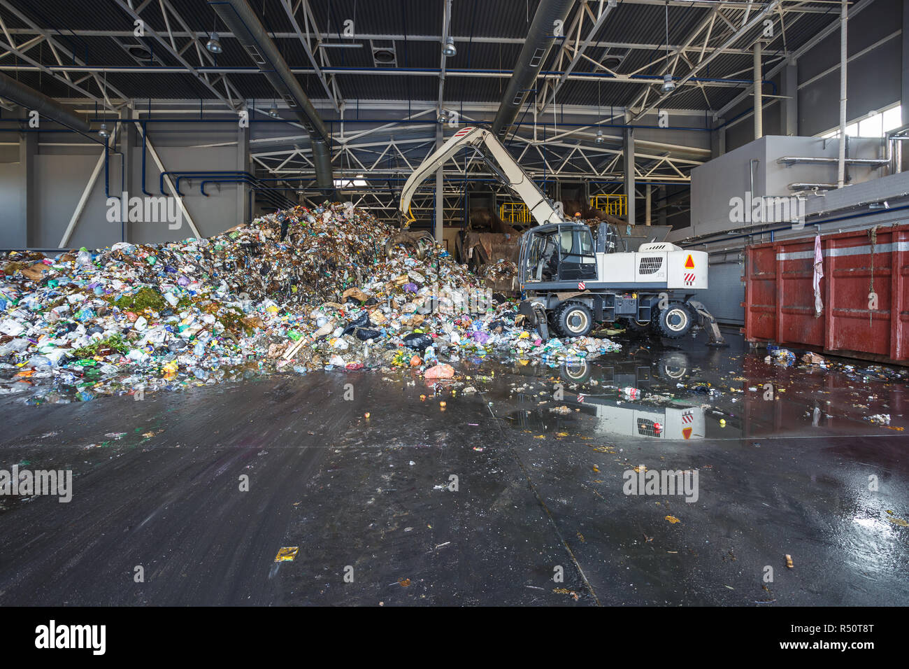 Balle di plastica presso l'impianto di trattamento dei rifiuti. Separare la procedura di garbage collection. Riciclaggio e stoccaggio di rifiuti per ulteriore smaltimento. Business per l'ordinamento di un Foto Stock