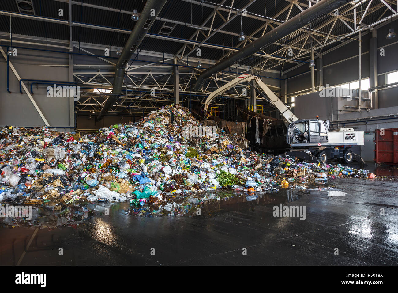 Balle di plastica presso l'impianto di trattamento dei rifiuti. Separare la procedura di garbage collection. Riciclaggio e stoccaggio di rifiuti per ulteriore smaltimento. Business per l'ordinamento di un Foto Stock