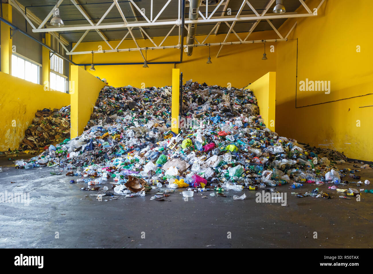 Balle di plastica presso l'impianto di trattamento dei rifiuti. Separare la procedura di garbage collection. Riciclaggio e stoccaggio di rifiuti per ulteriore smaltimento. Business per l'ordinamento di un Foto Stock