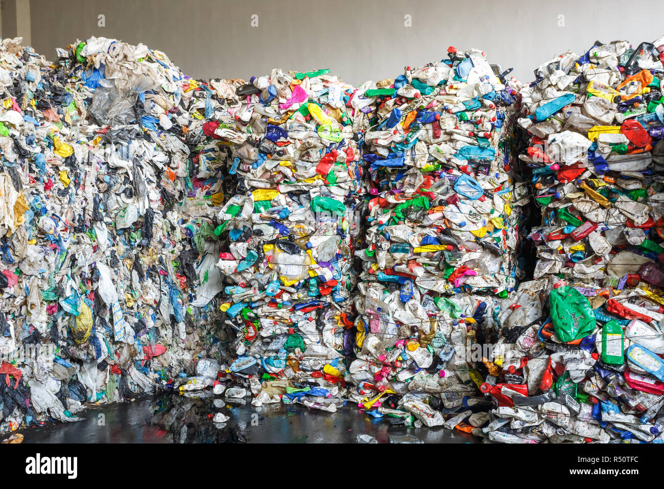 Balle di plastica presso l'impianto di trattamento dei rifiuti. Separare la procedura di garbage collection. Riciclaggio e stoccaggio di rifiuti per ulteriore smaltimento. Business per l'ordinamento di un Foto Stock