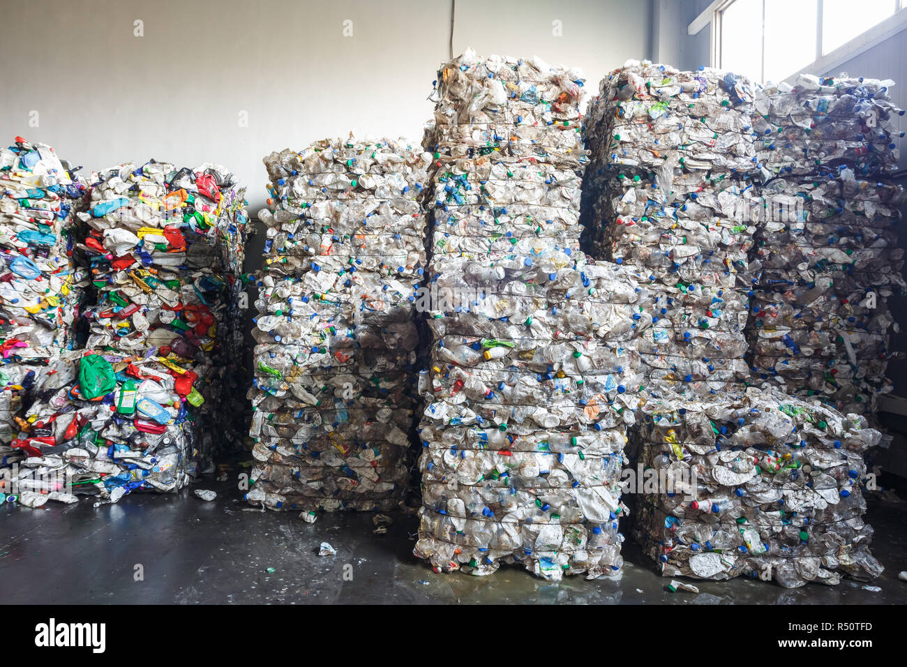 Balle di plastica presso l'impianto di trattamento dei rifiuti. Separare la procedura di garbage collection. Riciclaggio e stoccaggio di rifiuti per ulteriore smaltimento. Business per l'ordinamento di un Foto Stock