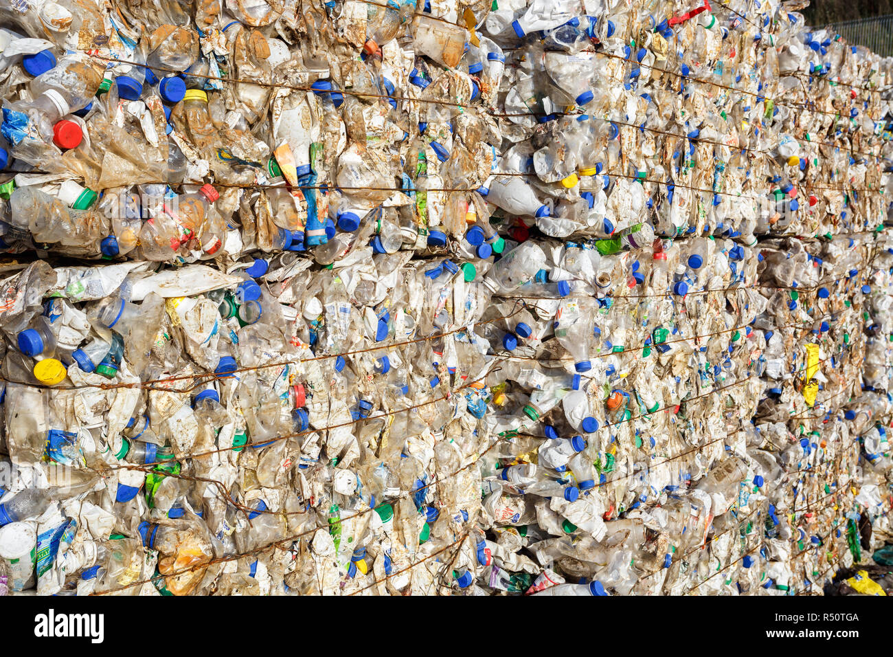 Balle di plastica presso l'impianto di trattamento dei rifiuti. Separare la procedura di garbage collection. Riciclaggio e stoccaggio di rifiuti per ulteriore smaltimento. Business per l'ordinamento di un Foto Stock