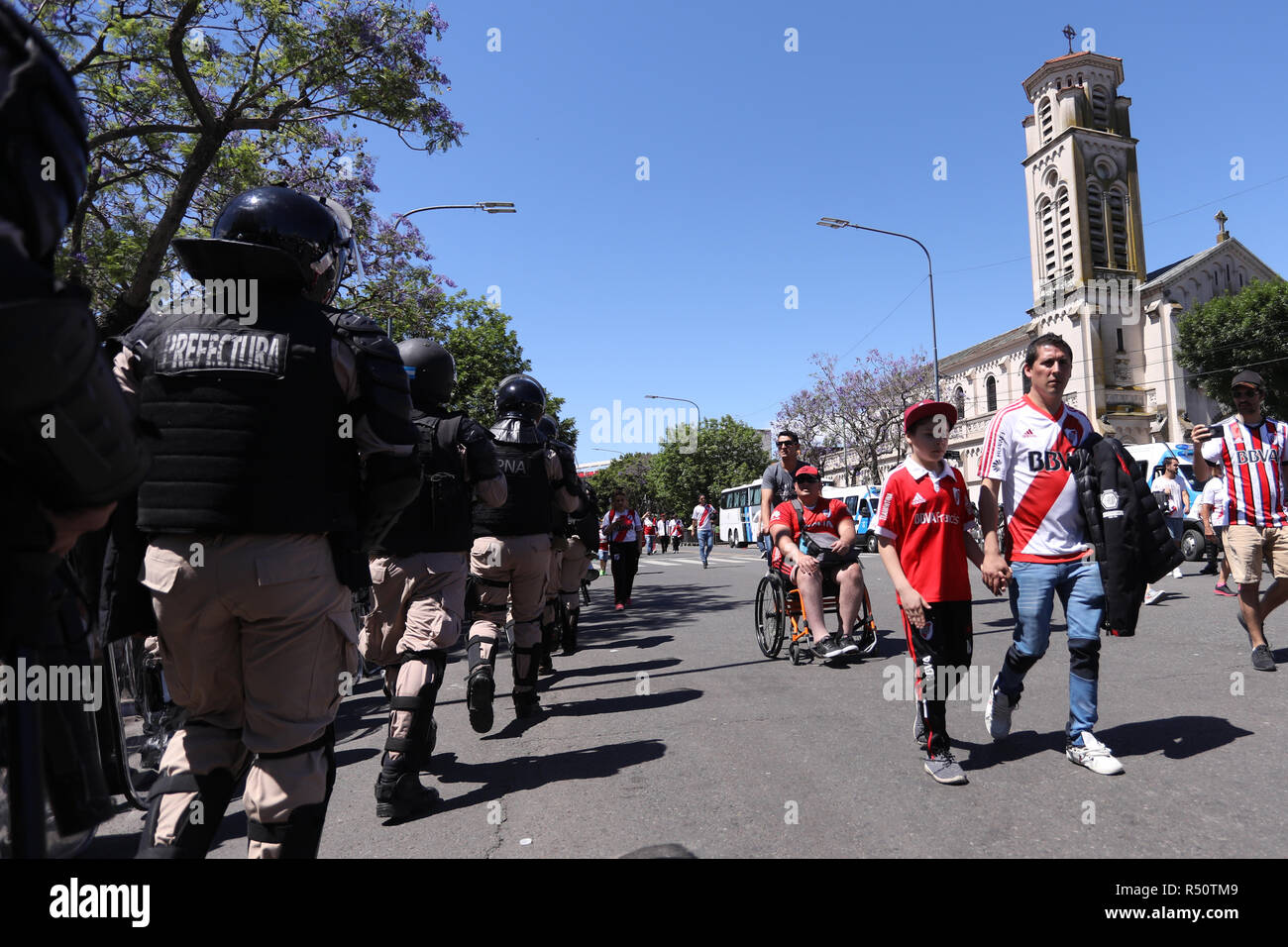 Buenos Aires, Argentina - 25 Novembre 2018: River Plate fans lasciando la partita River Plate - Boca per poi essere sospeso per le finali di li Foto Stock