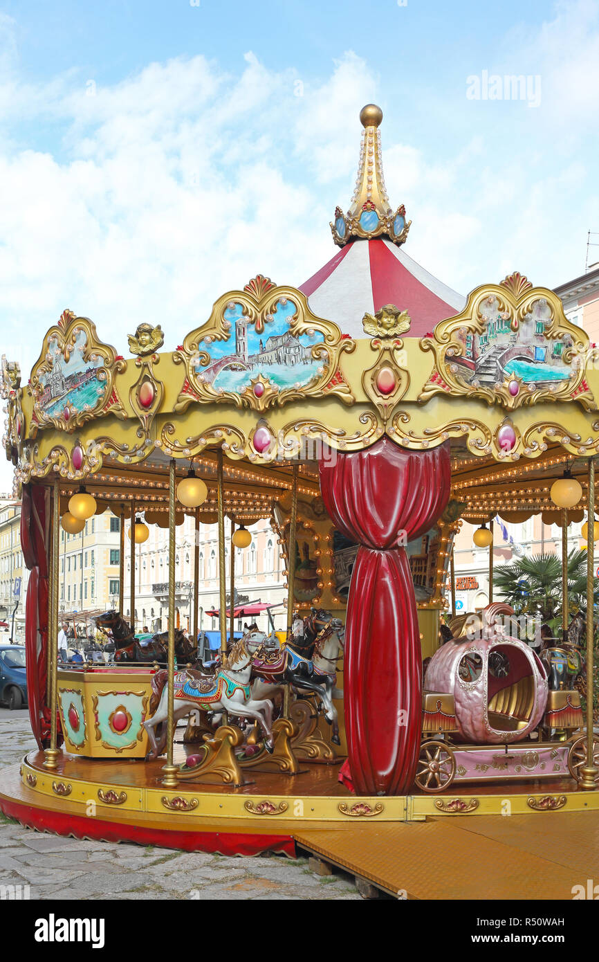 TRIESTE, ITALIA - 14 ottobre: Merry Go Round a Trieste il 14 ottobre 2014. Giostra tradizionale con escursioni a cavallo presso il Park di Trieste, in Italia. Foto Stock