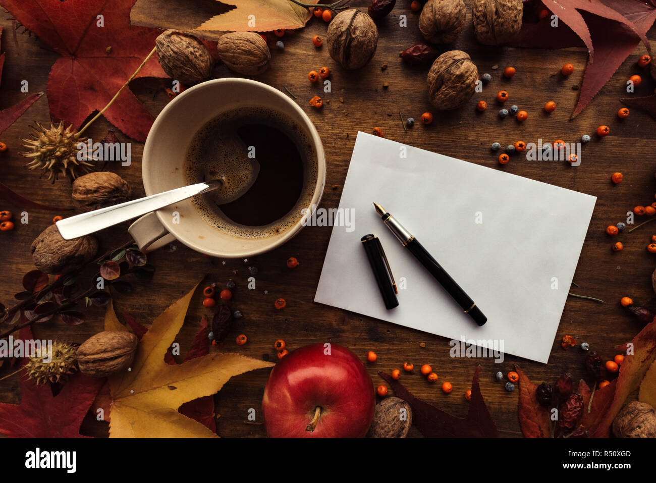 Autunno busta posta flat lay mock up sul tavolo in legno decorato a secco con foglie di acero e frutta di stagione Foto Stock