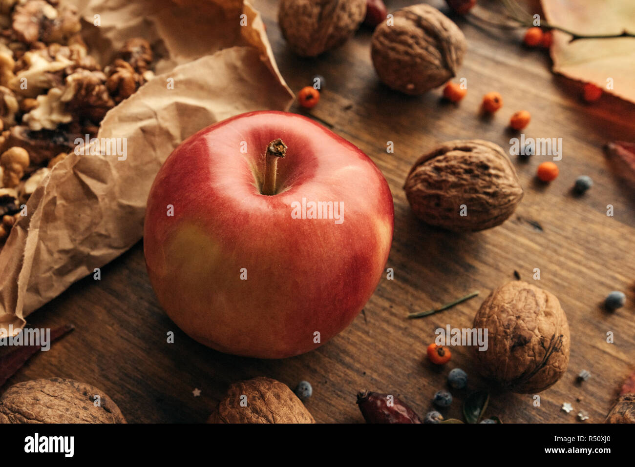 Autunno frutta mele e noci, rustico retrò immagine dai toni Foto Stock