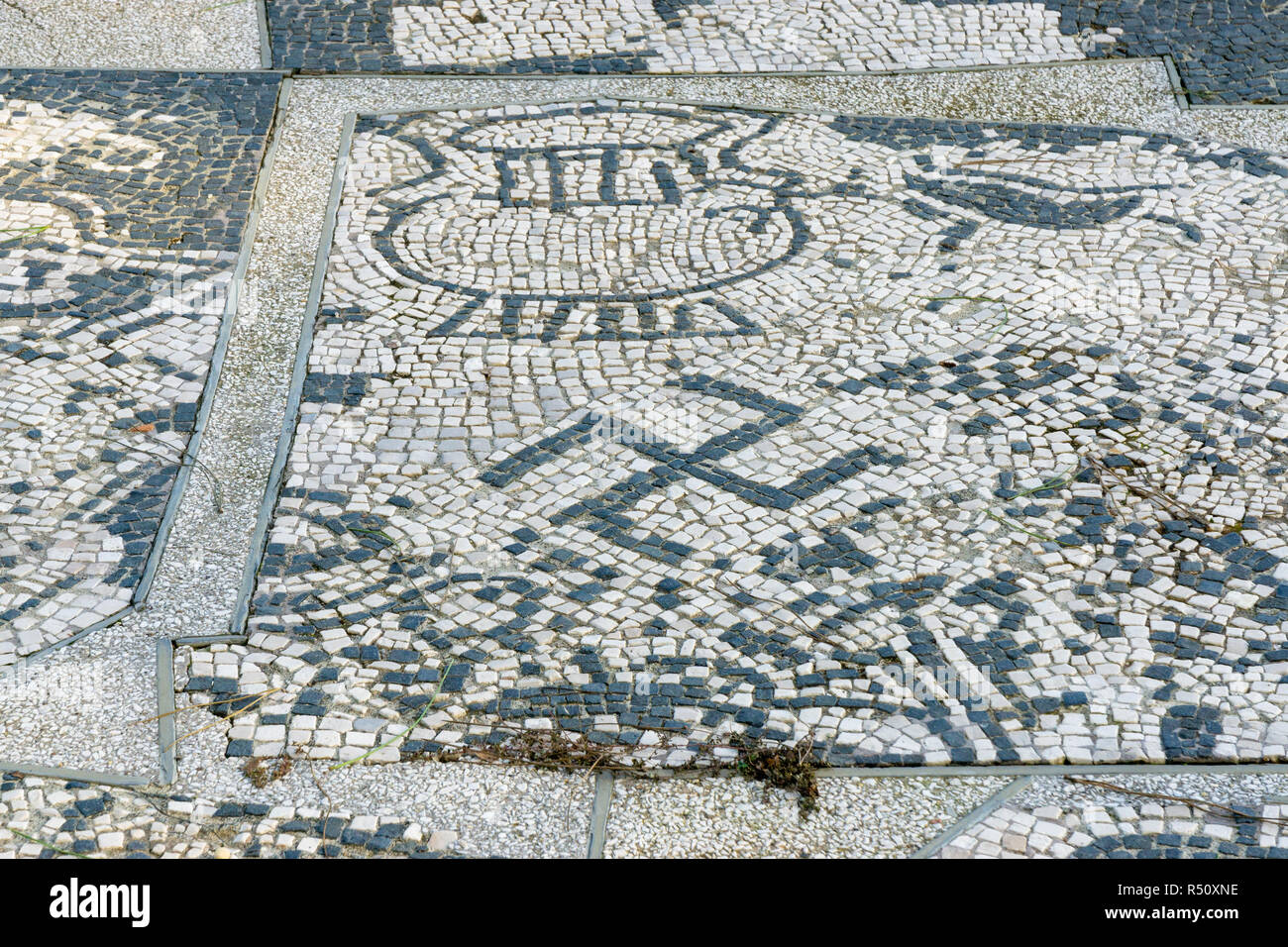 Ostia antica di Roma, Italia. Mosaico in negozio in Piazzale delle Corporazioni con la svastica una figura geometrica e una antica icona religiosa Foto Stock