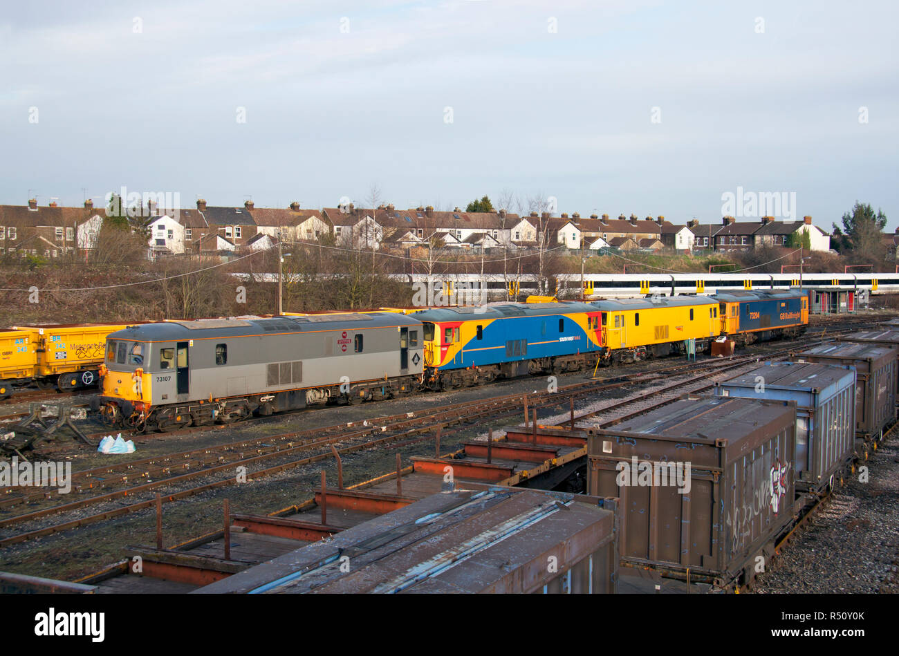 Una linea di classe quattro 73 elettro locomotive diesel numeri 73107, 73201, 73141 e 73204 attendono il loro prossimo dazi in Tonbridge cantiere in Kent. Foto Stock