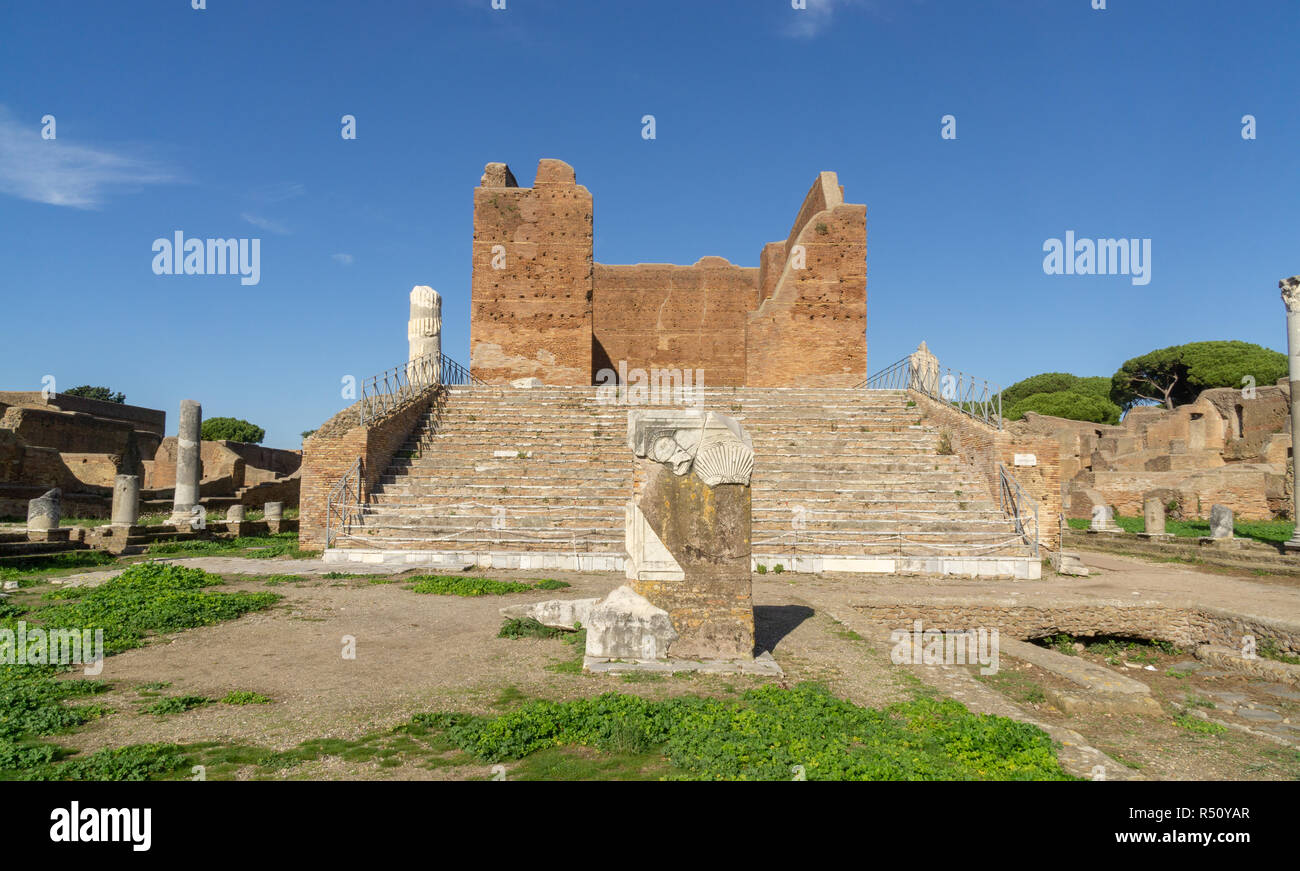 Ostia antica di Roma, Italia. Capitolium e piazza del Forum Foto Stock