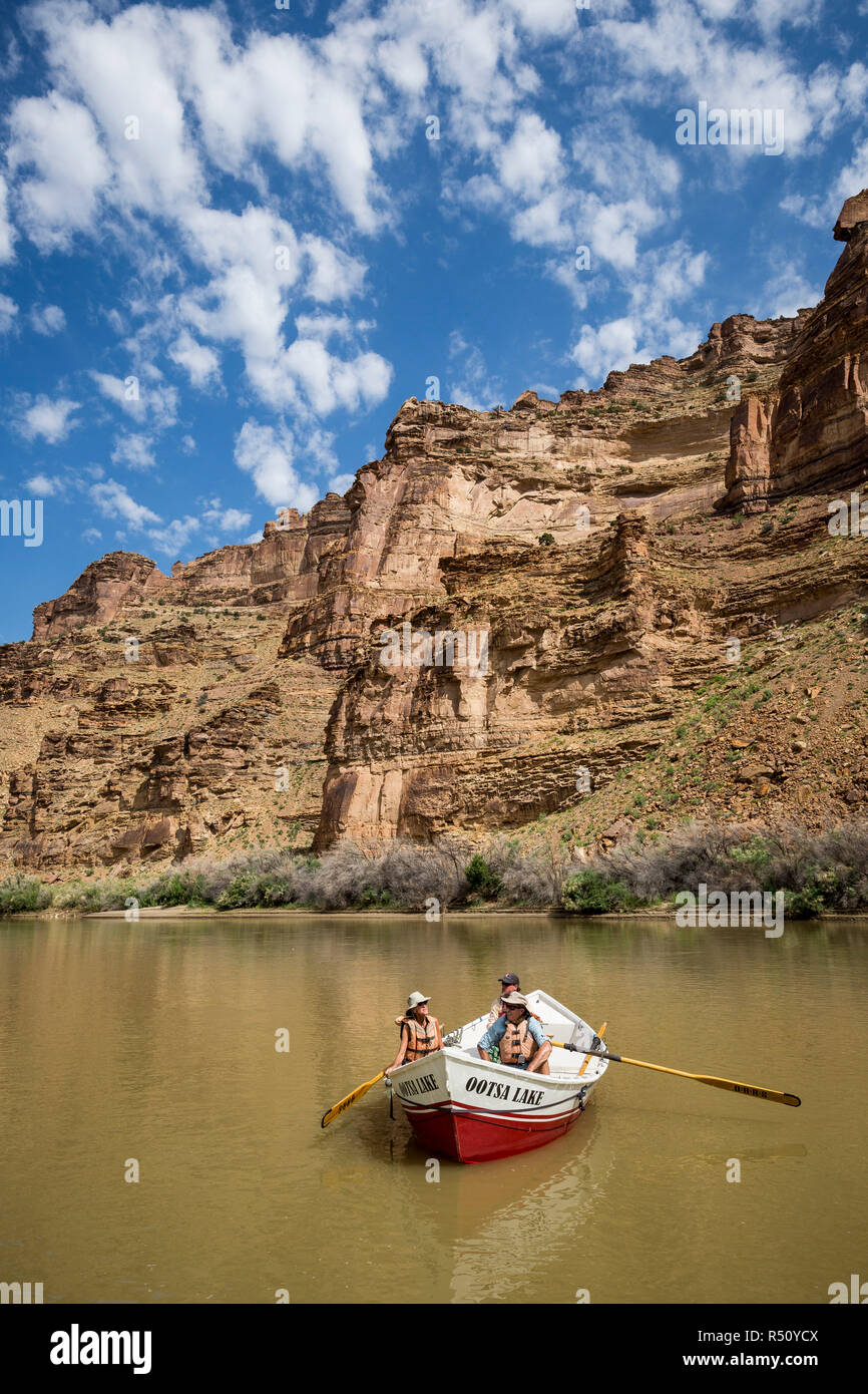Vista di tre avventurosi in canotto diâ desolazione/GrayÂ Canyon sezione, Green River, Utah, Stati Uniti d'America Foto Stock