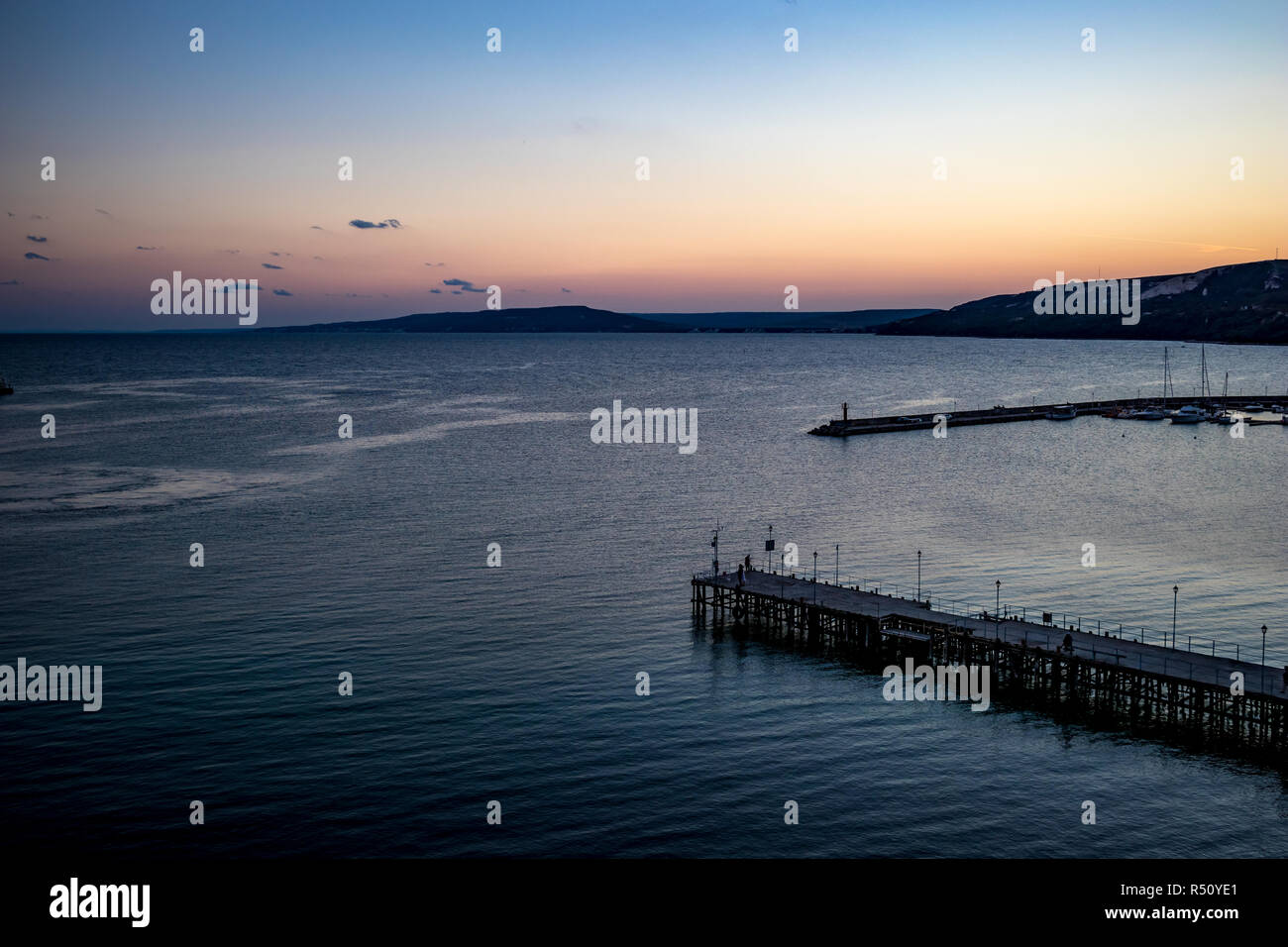 Alta Vista seascape verso il Mar Nero dall'ultimo racconto del mulino vicino al porto di Balchik, Bulgaria, il blu ora a destra dopo il tramonto. Bella una Foto Stock