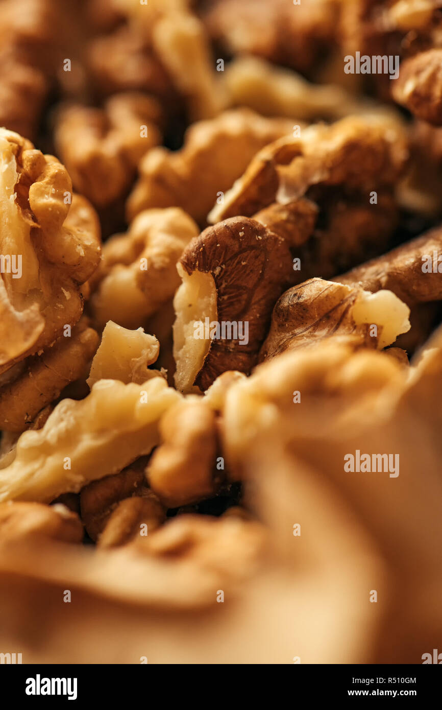 Gherigli di noce avvolto nella carta, macro close up con il fuoco selettivo Foto Stock