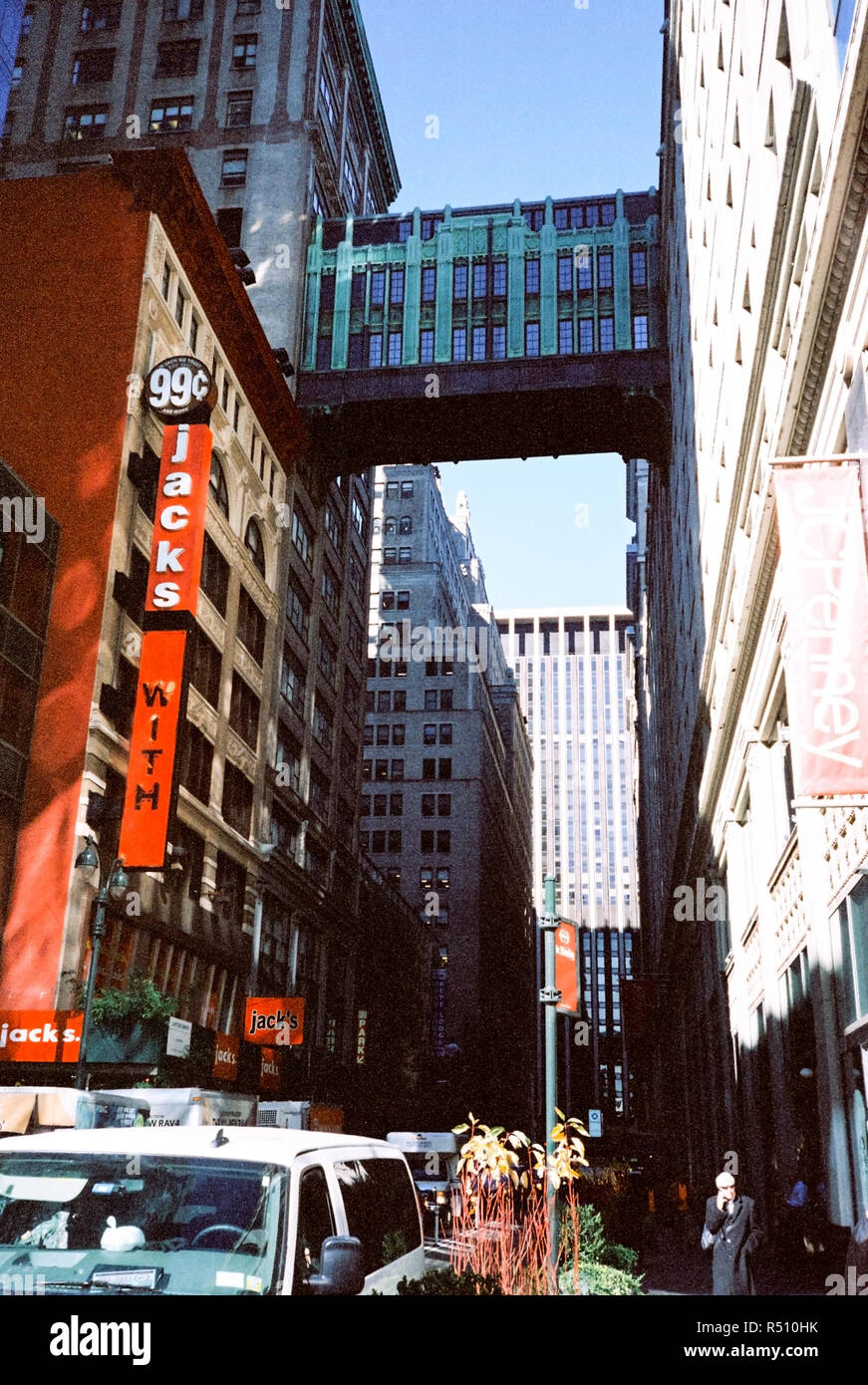 Jack's World 99 cent store nel centro di Manhattan e il West 32nd Street Sky Bridge, New York City, Stati Uniti d'America, NY, STATI UNITI Foto Stock