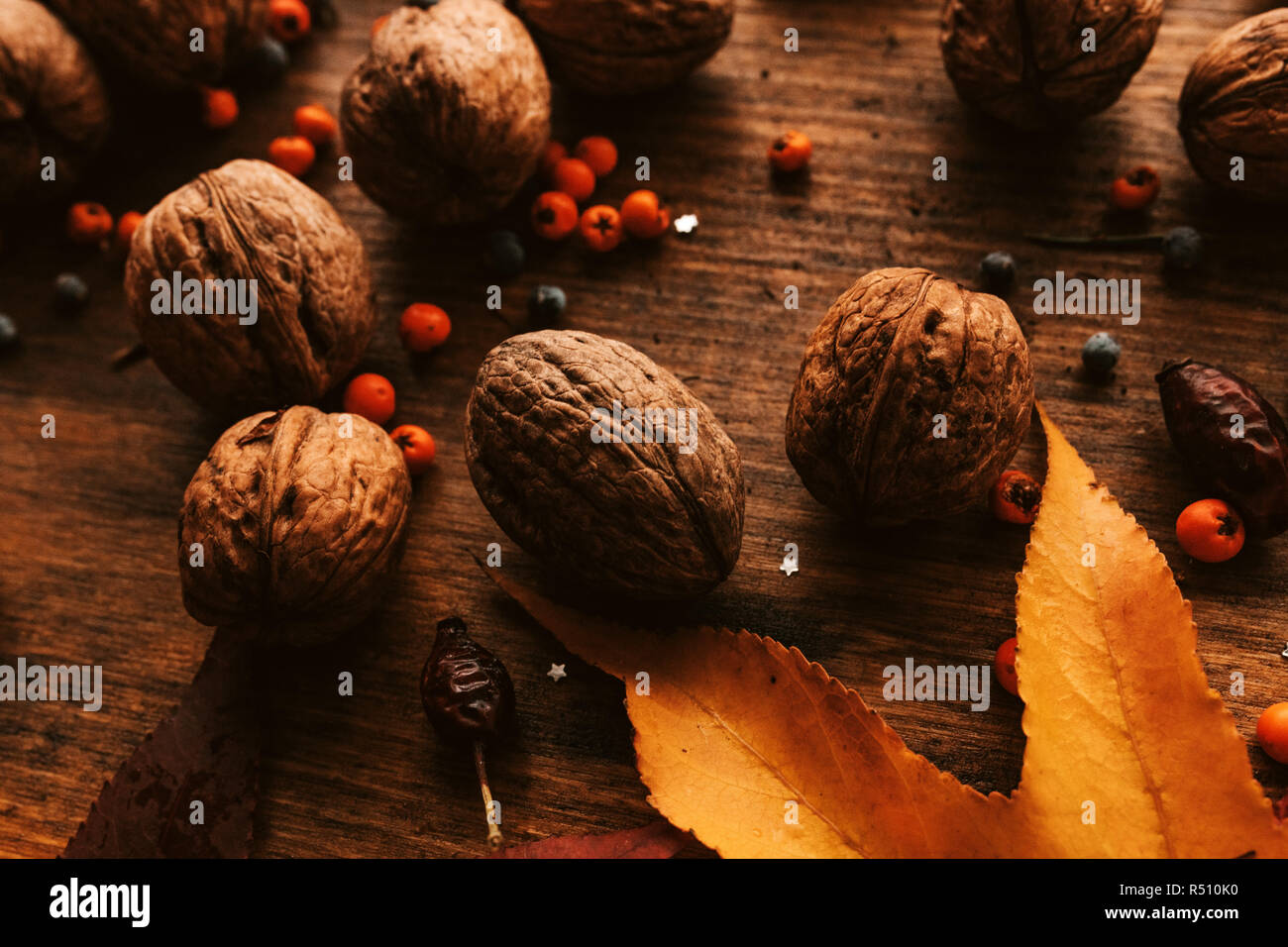 I gusci di noce su tavola, close up con il fuoco selettivo Foto Stock