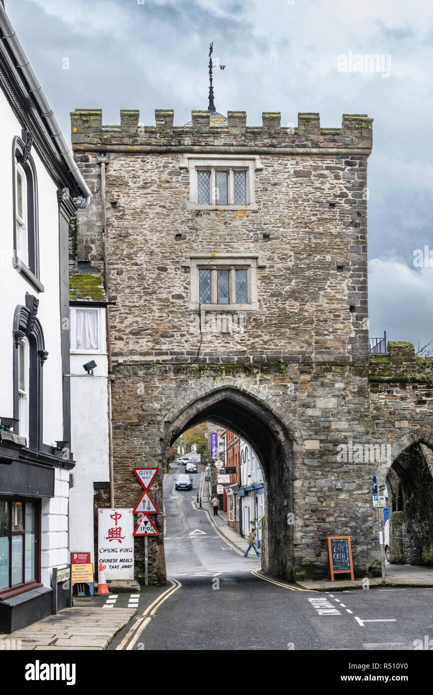 Il medievale Southgate arco su Southgate Street nella città di Cornovaglia di Launceston. Foto Stock