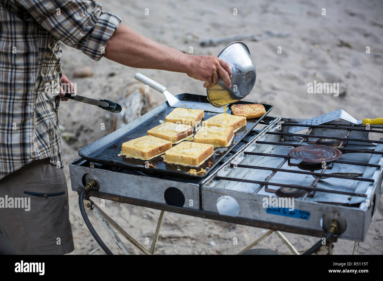 Toast alla francese getting realizzato in una cucina esterna durante un Green River Rafting Trip desolazione/Grigio Canyon sezione, Utah. Foto Stock