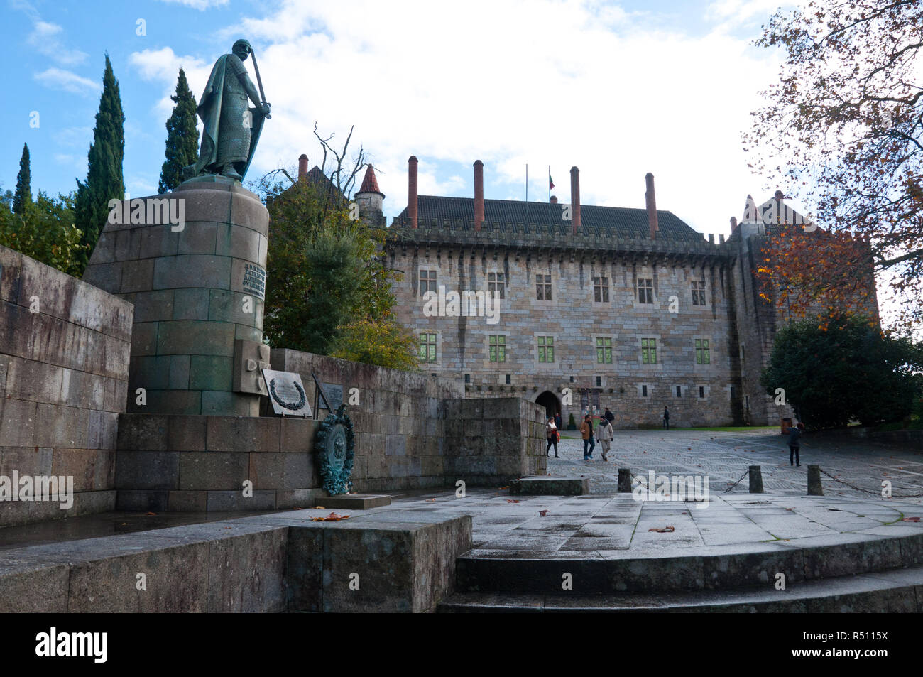 D. Afonso Henriques statua e il Palazzo dei Duchi di Braganza a Guimaraes, Portogallo Foto Stock