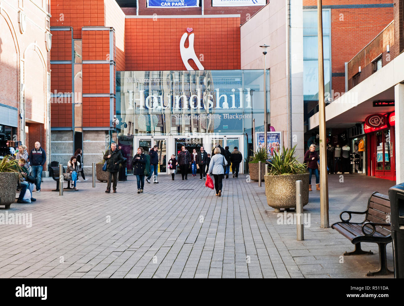 Gli acquirenti di entrare e di lasciare ingresso HoundsHill Shopping Centre e overhead parcheggio auto Blackpool Lancashire England Regno Unito Foto Stock