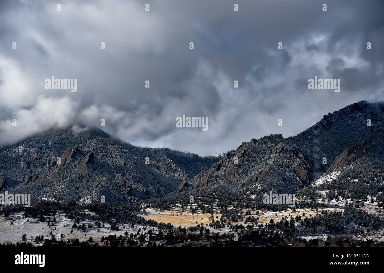 Neve spolverata flatirons in Boulder Colorado Foto Stock