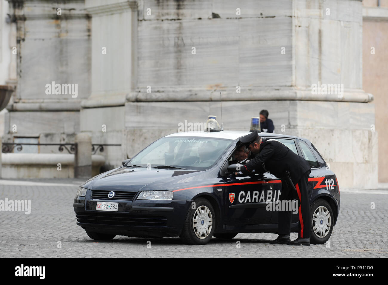 Carabinieri auto di fronte al Palazzo del Quirinale (Palazzo del Quirinale, residenza ufficiale del Presidente della Repubblica italiana, nel centro storico o Foto Stock