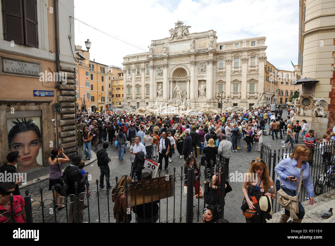 Barocco monumentale Fontana di Trevi dal XVIII secolo progettato da Niccolo Salvi per Papa Clemente XII è uno dei più famosi fonte Foto Stock