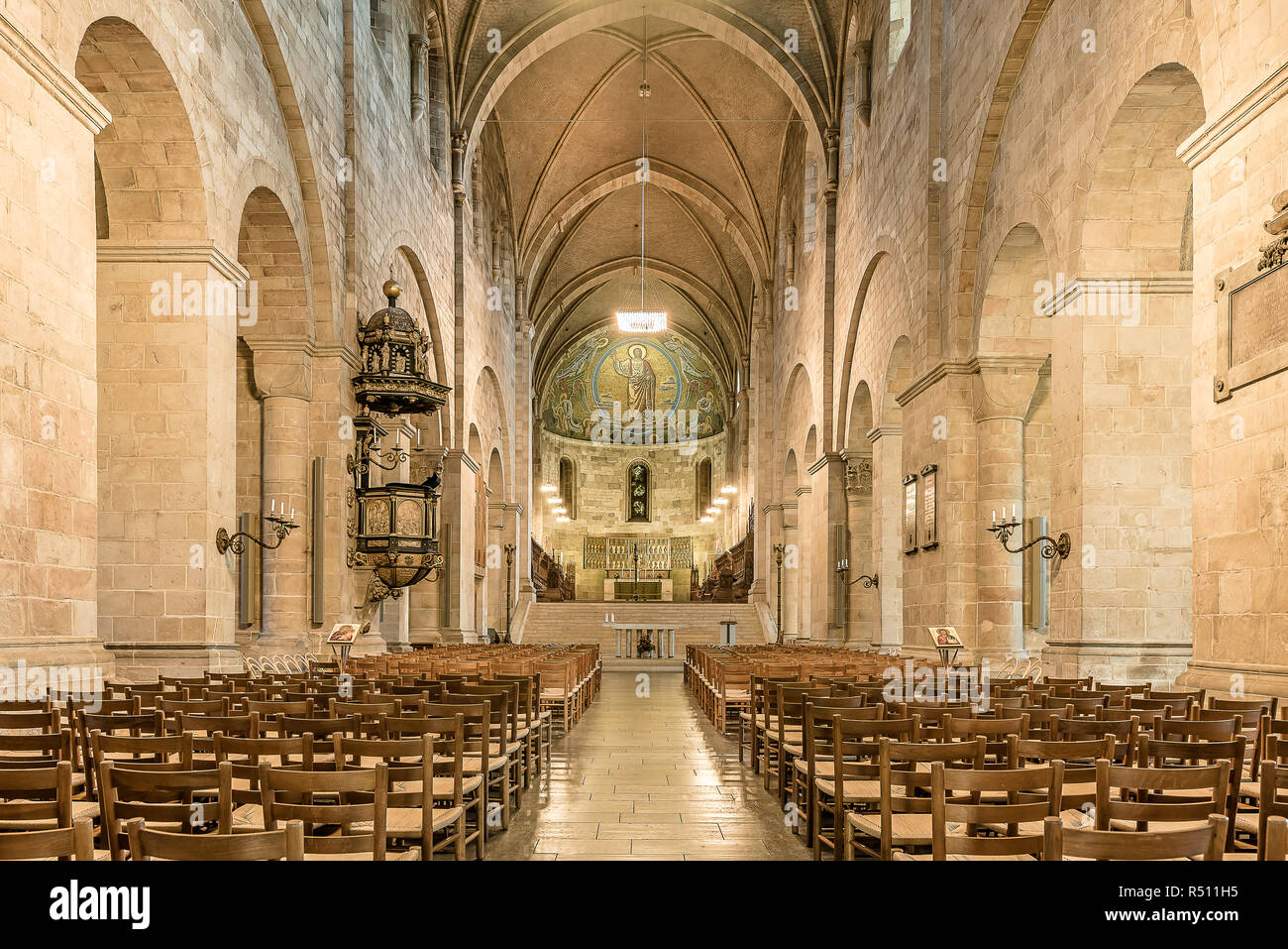 Interno della cattedrale di Lund con la navata, altare e il mosaico di luce soffusa, Lund, Svezia, 16 novembre 2018 Foto Stock