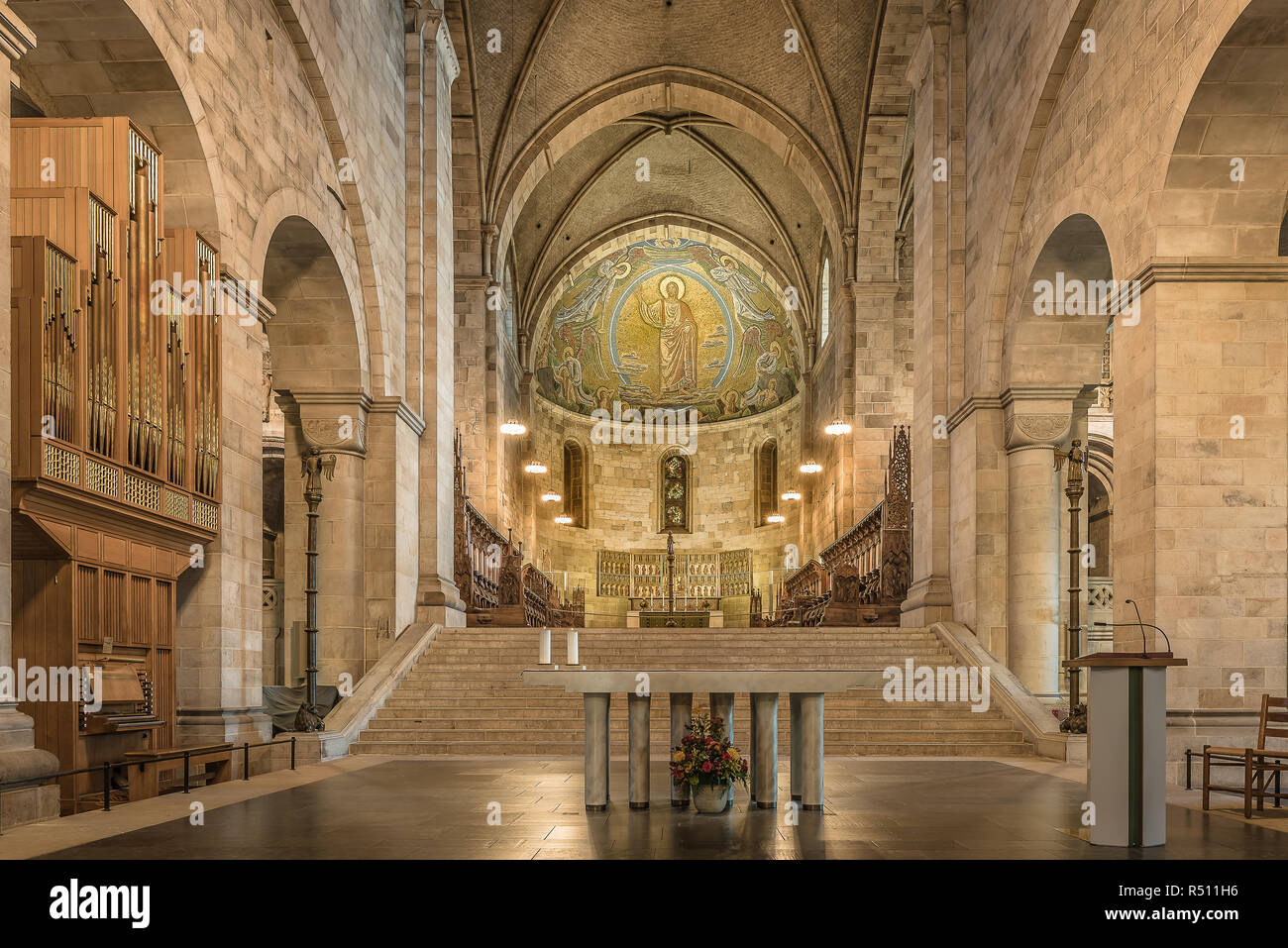 Interno della cattedrale di Lund con la pietra arenaria, altare e il mosaico di luce soffusa, Lund, Svezia, 16 novembre 2018 Foto Stock