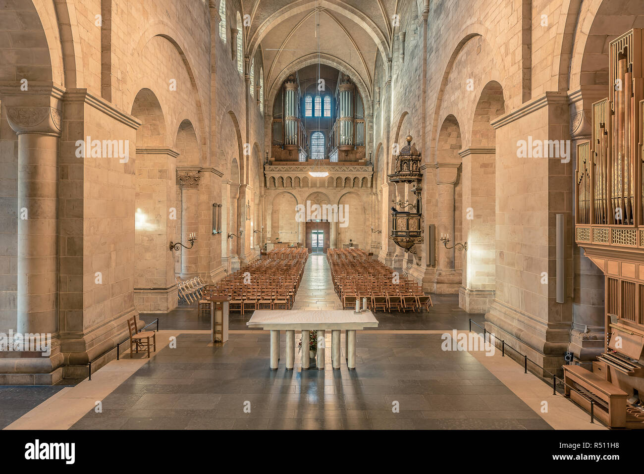 La navata centrale nella cattedrale di Lund, un interno HDR-foto, Lund Svezia, 16 novembre 2018 Foto Stock