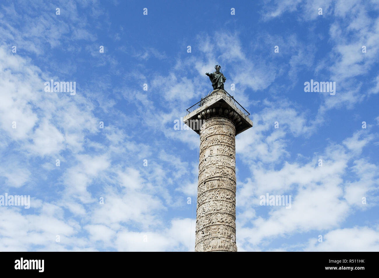 Colonna di Marco Aurelio (Colonna di Marco Aurelio) 176-192 sulla Piazza Colonna modellato sulla Colonna di Traiano, restaurata da Domenico Fontana nel 1588 con p Foto Stock