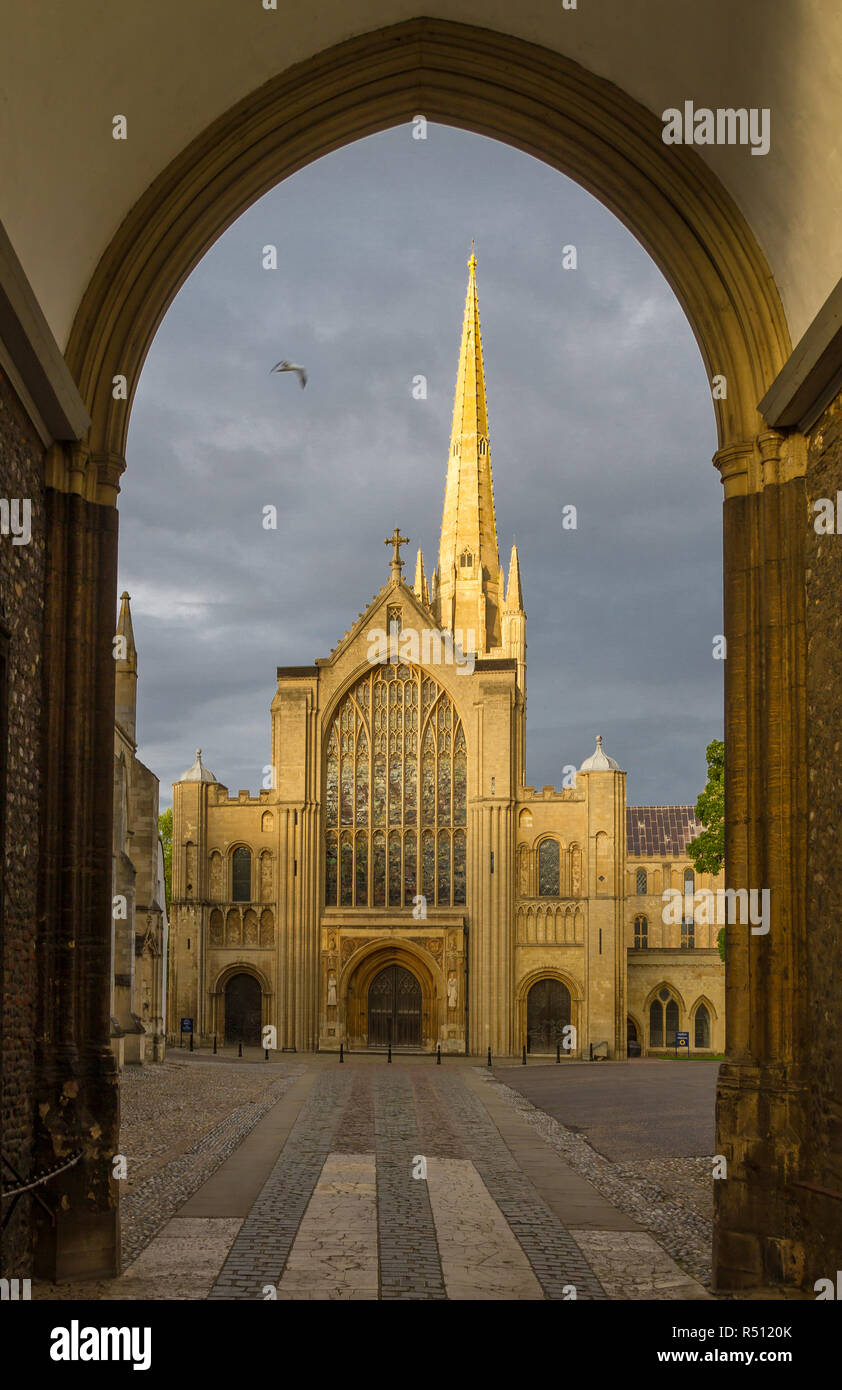 Norwich Cathedral tramite gateway Foto Stock