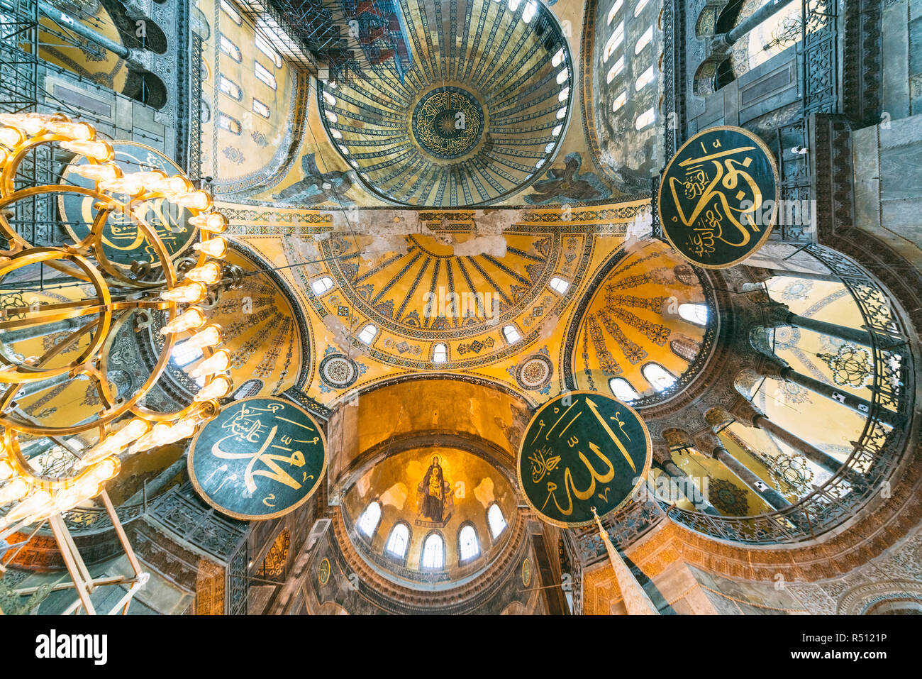 Vista dal basso della cupola di Hagia Sophia, Istanbul, Turchia Foto Stock