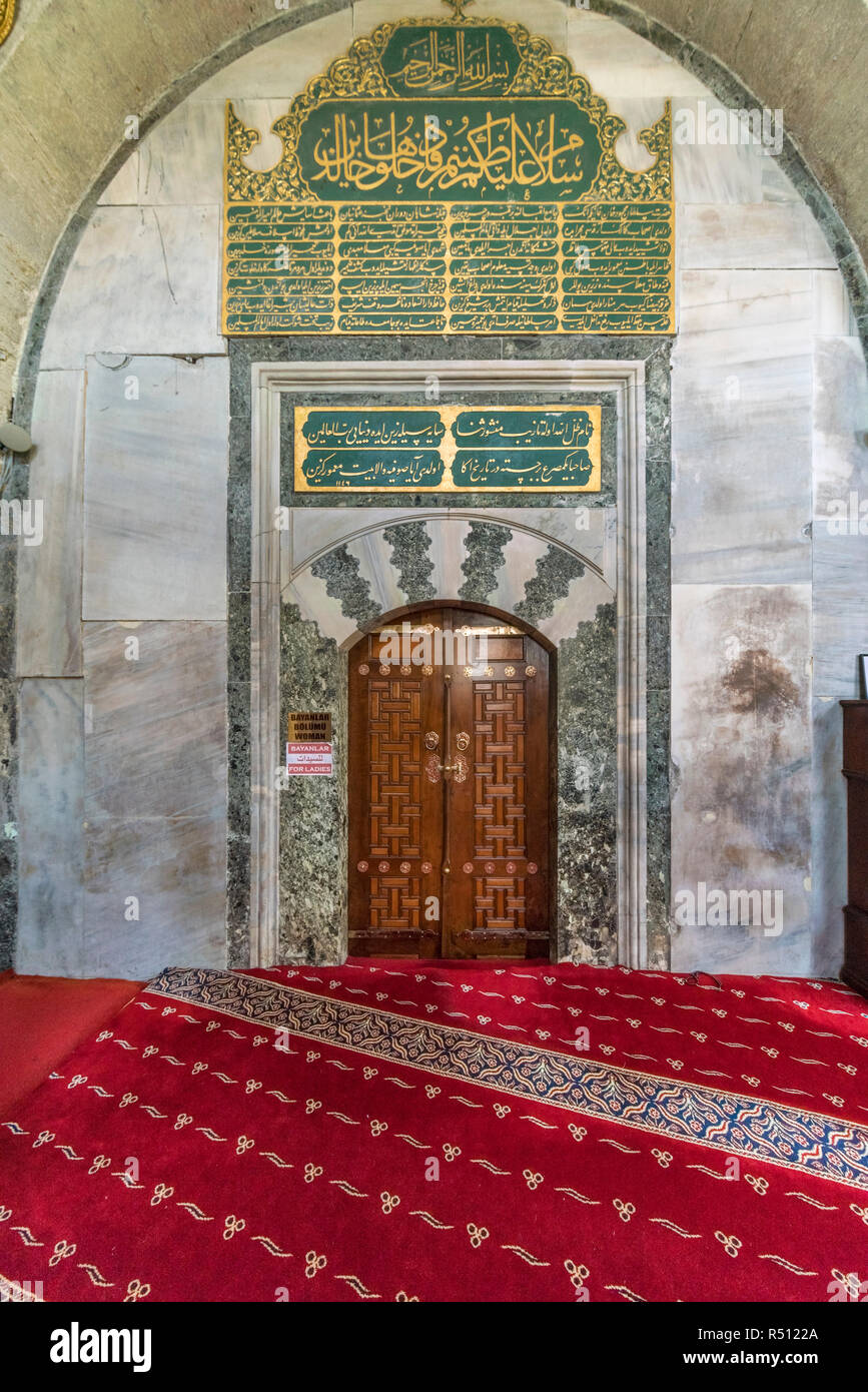 Vista della porta della moschea ottomana, parte del patrimonio HagiaÂ Sophia, Istanbul, Turchia Foto Stock