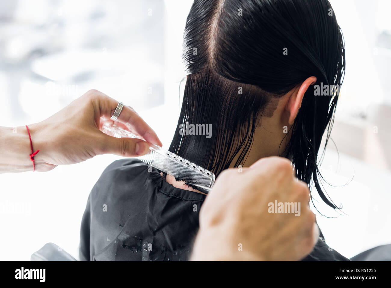 Parrucchiere taglia i capelli di una donna. Close-up. Foto Stock