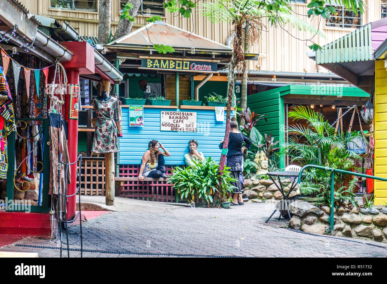Kuranda, Australia - 3° giugno 2015: due donne un ordine con cameriera a bambù indonesiano cafe. È situato in un complesso commerciale. Foto Stock