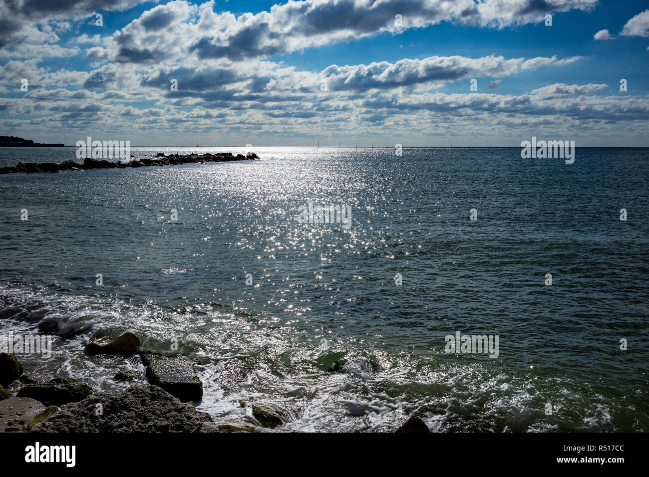 Soleggiata giornata autunnale del paesaggio di rocce, sulle rive del Mar Nero, seascape foto contro il sole nei pressi di Balchik, Bulgaria con la riflessione della luce Foto Stock